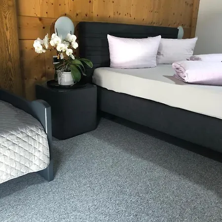 Haus Hubertus - Zimmer - Kueche - Speiseraum Bed & Breakfast