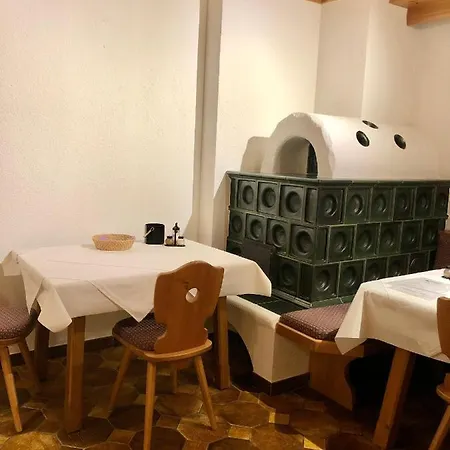 Haus Hubertus - - Küche - Speiseraum Frühstückspension Jerzens